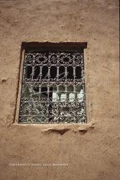 Image du Maroc Professionnelle de  La Kasbah de Taourirt fut édifiée au 17ème siècle par la tribu des Glaoui, située sur une colline au centre urbain de la ville d'Ouarzazate, cette remarquable ancienne bâtisse en pisé parfaitement conservée est l'une des plus belles constructions architecturales de la ville. La Kasbah qui ressemble à un grand château de sable incrusté dans le désert, fait partie du circuit touristique, elle a été classé Patrimoine Mondiale de l’Unesco. Ce véritable joyau de Ouarzazate permet au visiteur de découvrir l’intérieur d’une ksar où résident souvent la population berbères du sud du Maroc. Photo datant du Samedi 23 Août 1997. (Photo / Abdeljalil Bounhar)